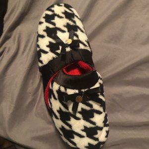 Slippers/house shoes